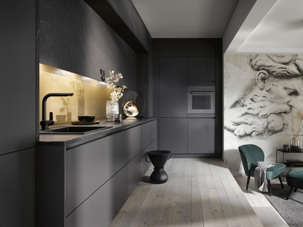 Cocina minimalista en negro y tirador oculto. Cocina con muebles negros sin tirador.