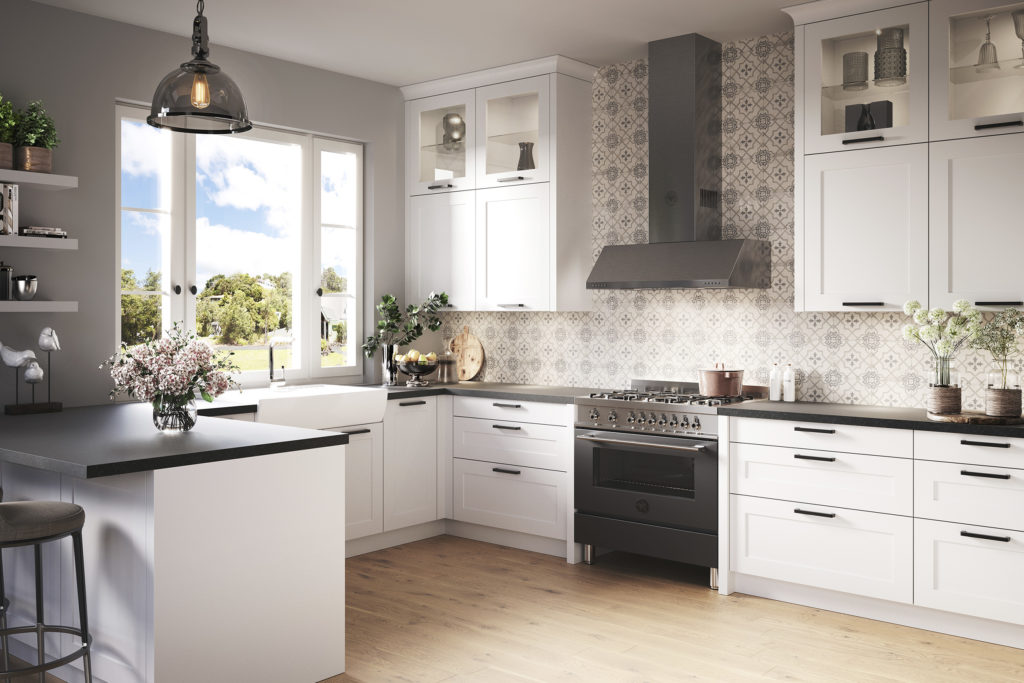 Cocina de campo de estilo clásico con muebles en blanco con molduras y tiradores cortos negros. Campana decorativa.