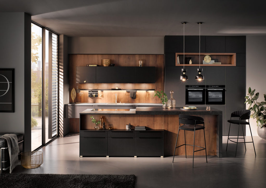 Cocina oscura con luz led integrada. Cocina con isla y barra de desayunos.