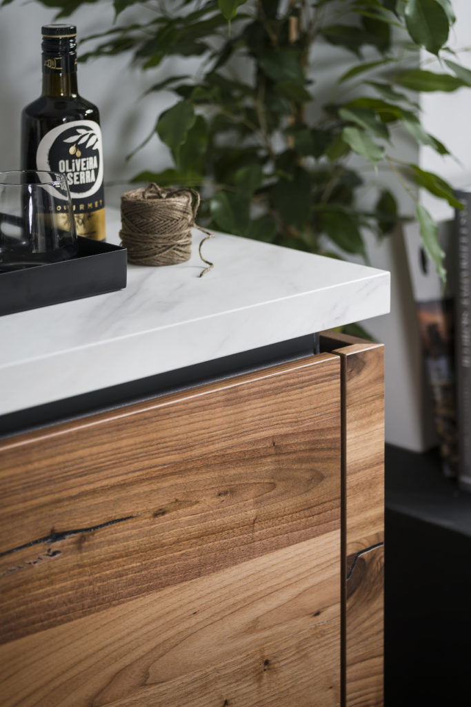 Detalle mueble de cocina de acabado madera natural y encimera de piedra
