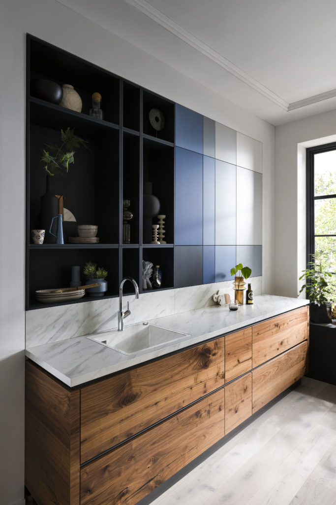 Cocina con mueble estantería a medida encastrado con diferentes tonalidades de azules.