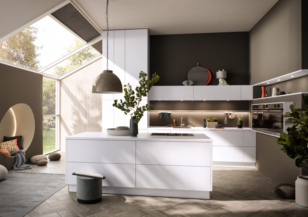 Cocina moderna con claraboyas. Cocina blanca con tirador push to open en acabado blanco mate.