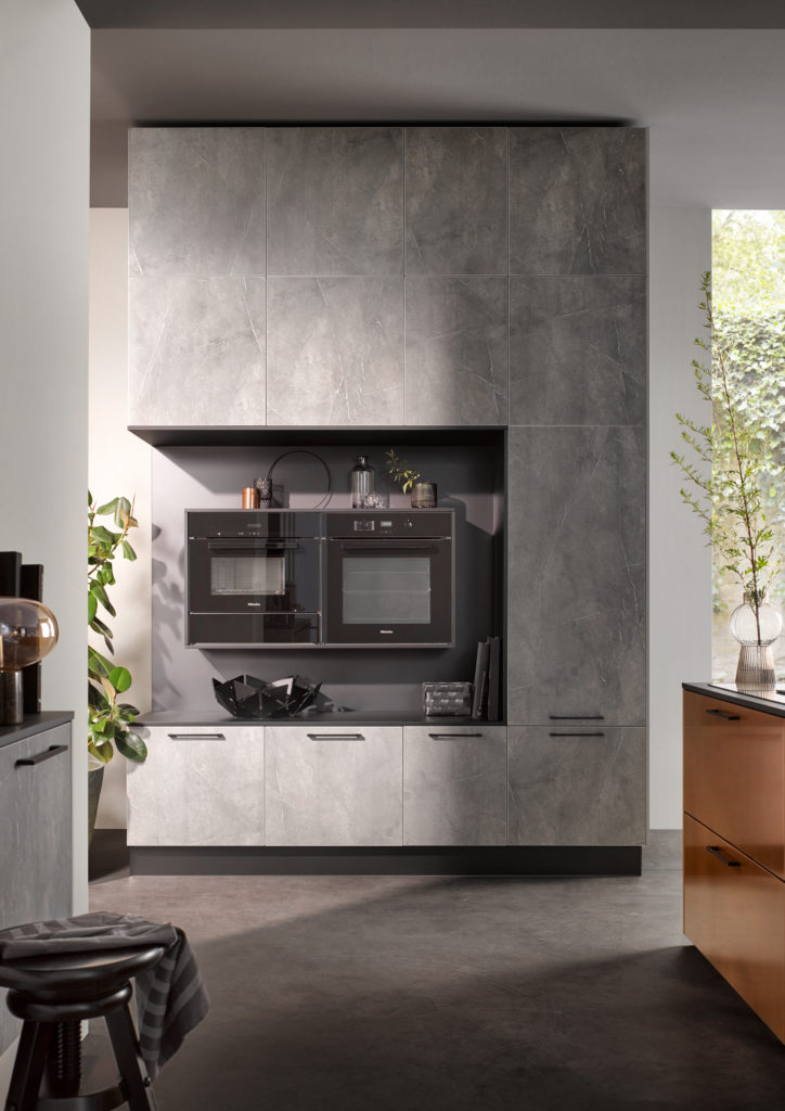 Mueble de cocina de diseño a medida con muebles hasta el techo y sistema de columnas práctico