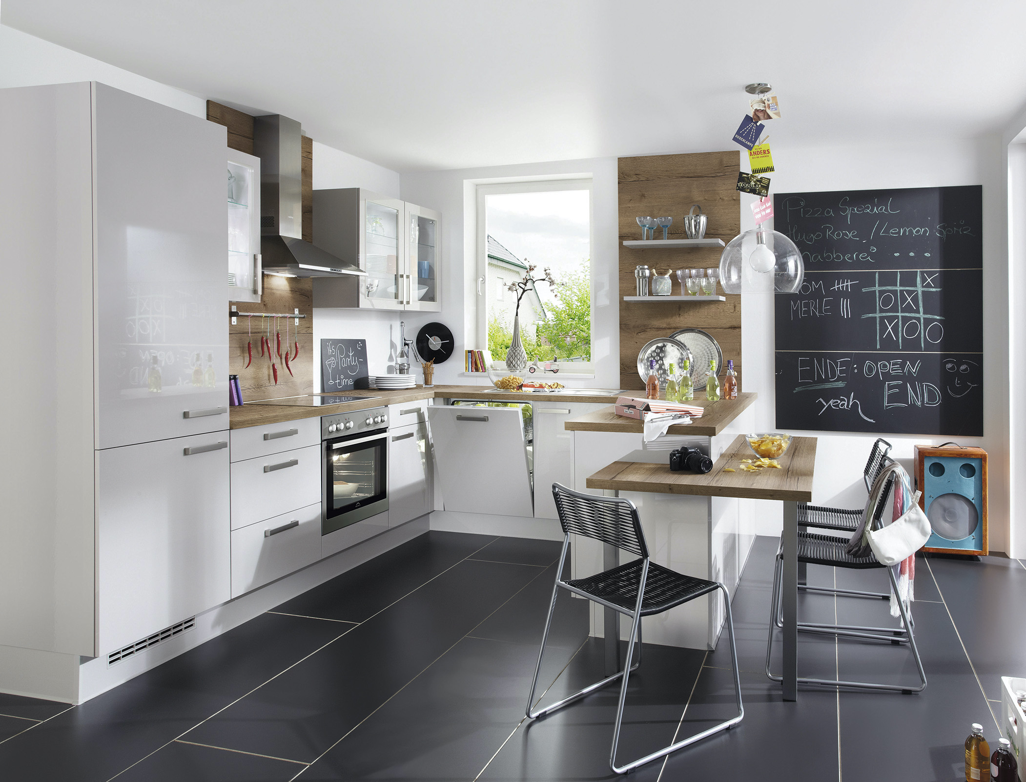 Cocina pequeña con mesa de comedor