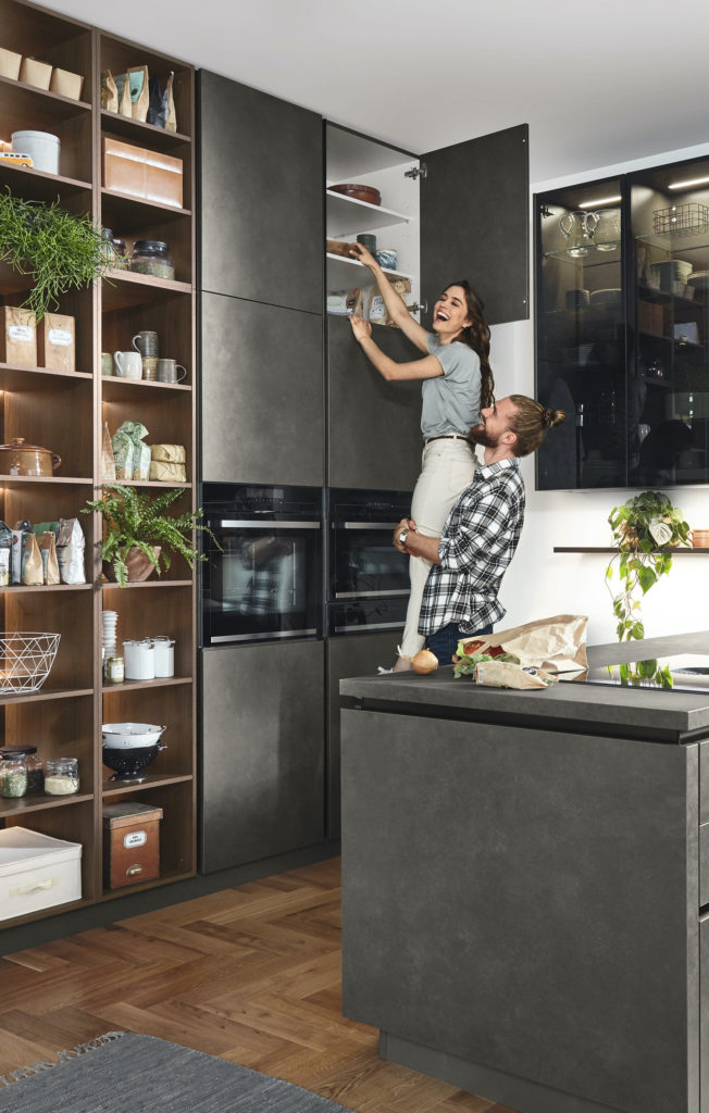 Cocina hasta el techo, con armarios de almacenaje