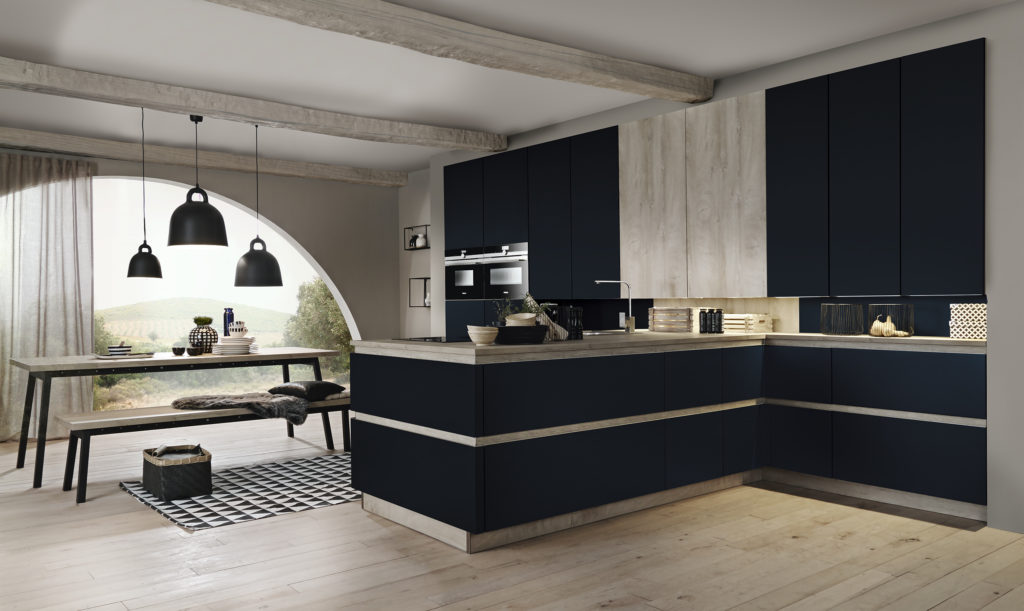 Cocina con península en color negro y tirador en gola dorado