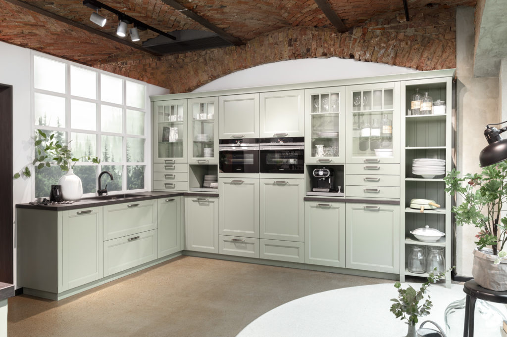 Cocina de estilo rústico con pilastras, muebles con molduras, vitrinas con cristal transparente y tiradores cortos.