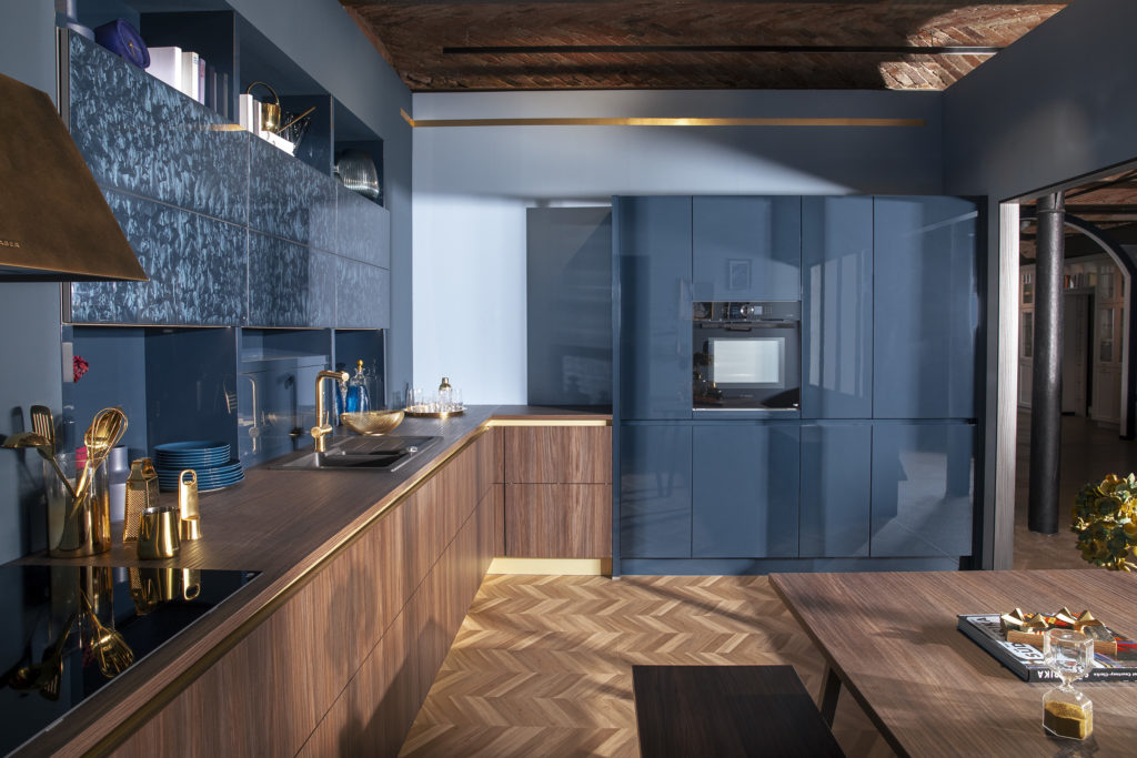 Cocina azul de estilo moderno con muebles en tirador gola y acabado brillo y mate. Cocina a medida.