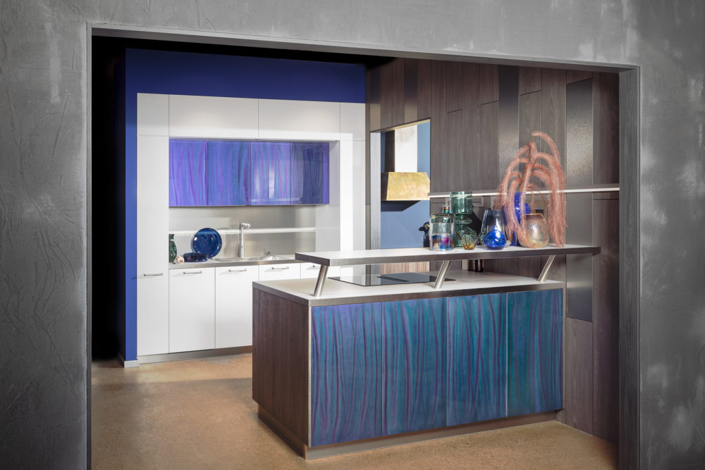 Cocina de diseño con muebles a medida. Cocina de color azul y violeta hecha a medida.