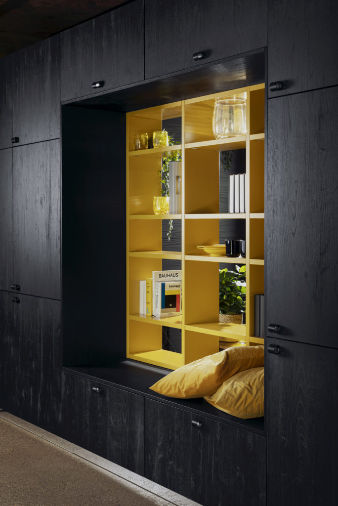 Sistema de estantería decorativa en cocina moderna de color amarillo y negro