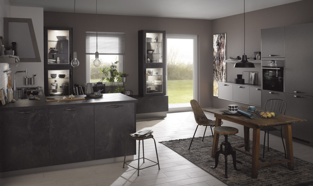 cocina oscura con mesa de comedor