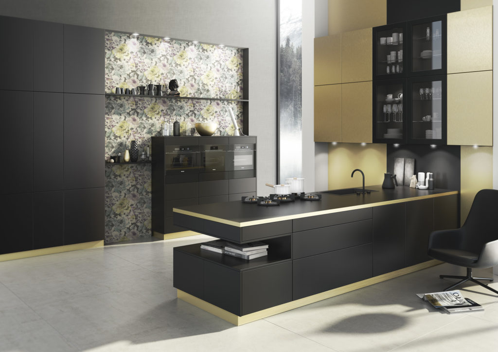 Cocina moderna de acabado negro mate y dorado brillante con tirador push to open