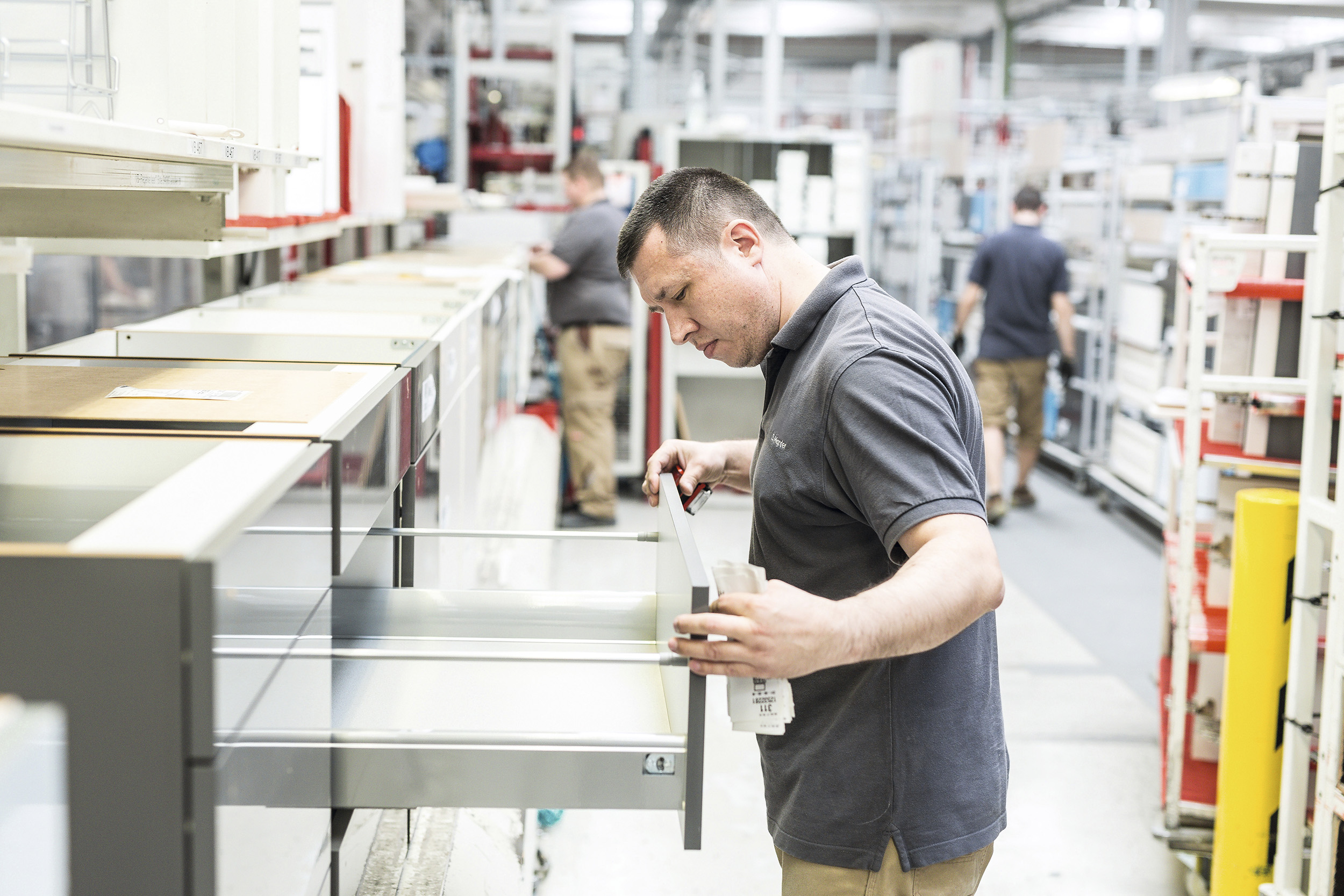 Trabajador montando cajón