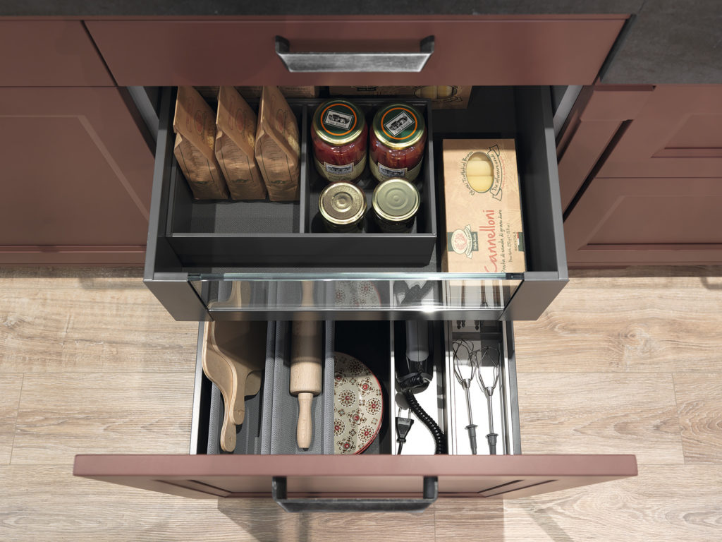 Cajones ordenados de cocina con espacio para almacenaje