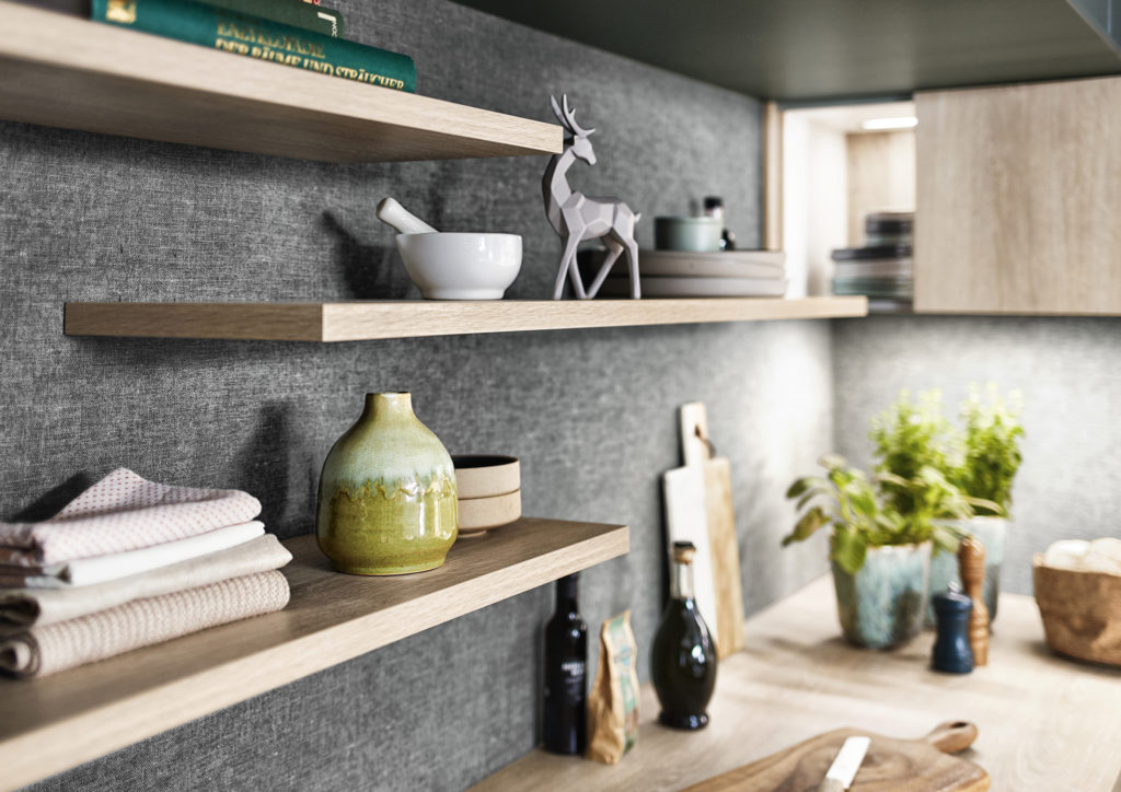 Sistema de estantería con elementos decorativos en cocina moderna.