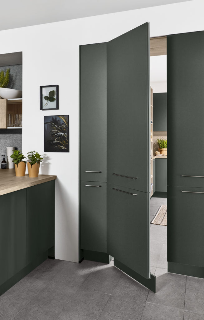 Puerta falsa para entrar en el lavadero desde la cocina