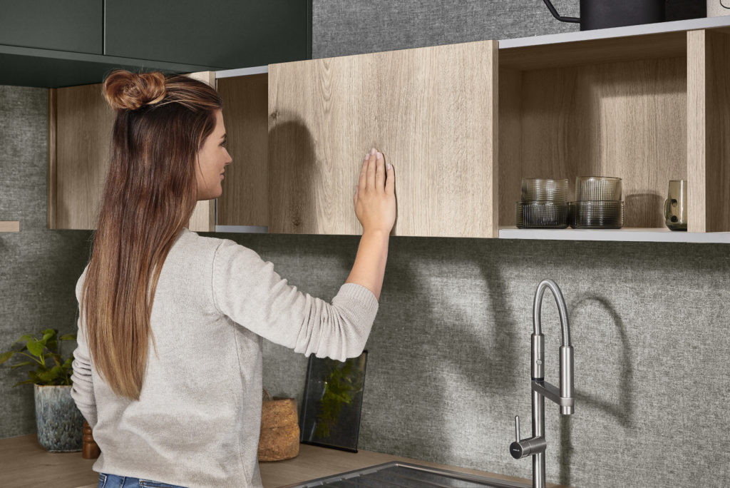 Puerta corredera en estantería suspendida de mueble de cocina.