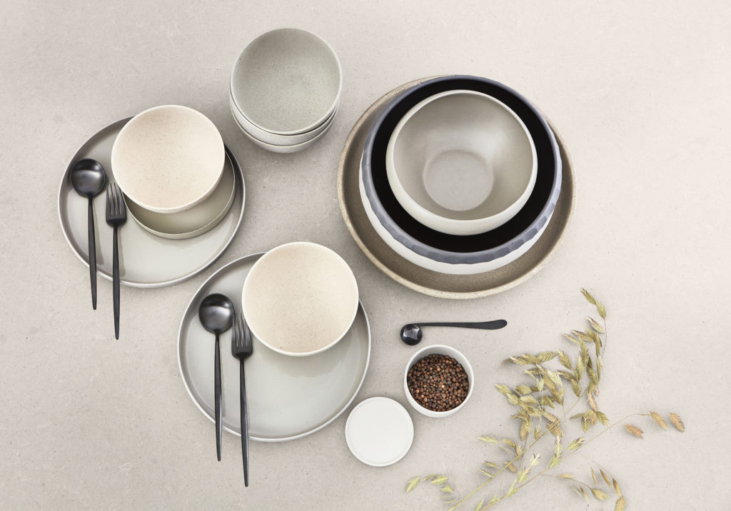 Platos y cubiertos de cocina en tonos beig y claros