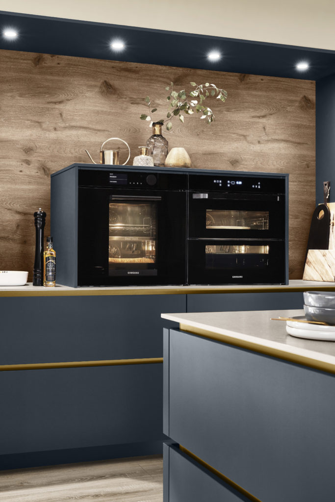 Cocina con horno microondas en altura ergonómica