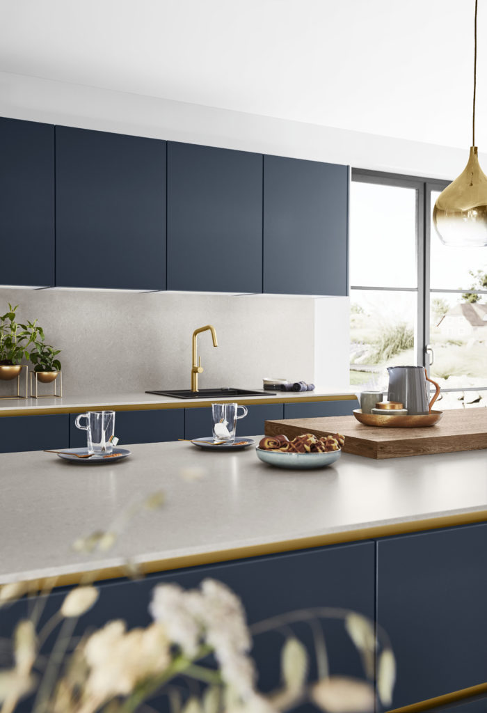 Cocina con mueble alto de tirador en gola oculto.