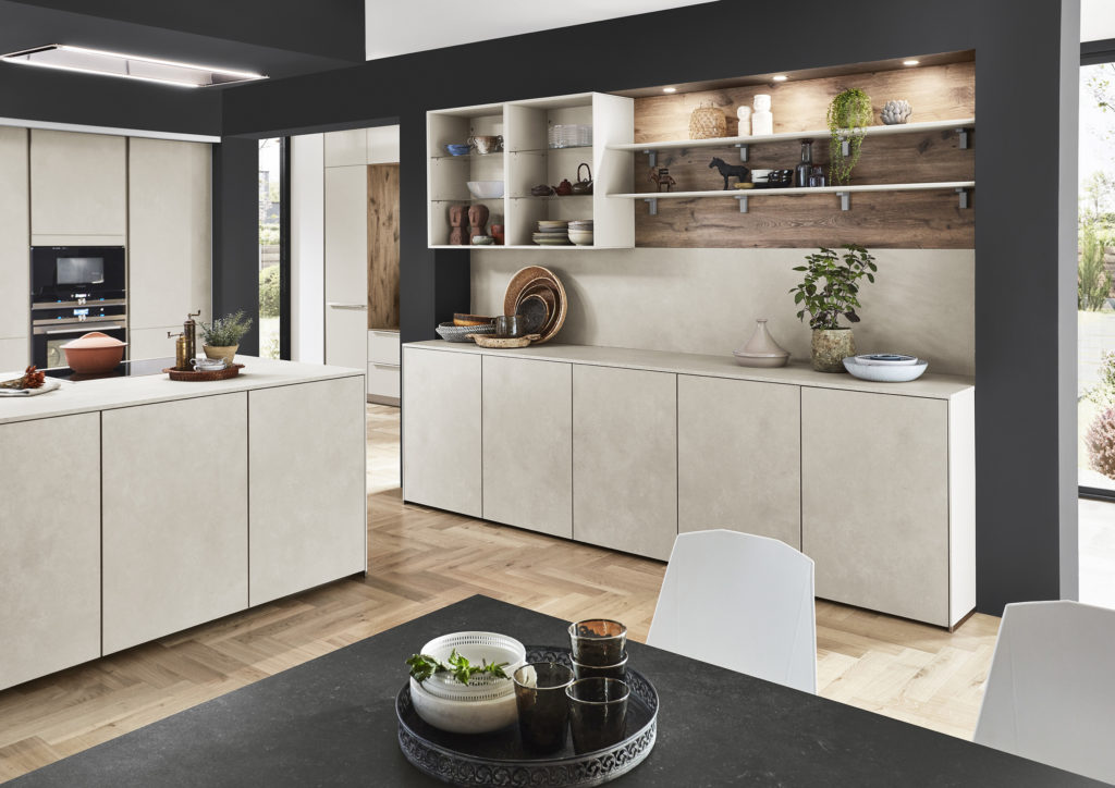 Cocina moderna de estilo 2022 de acabado natural con estanterías abiertas y elementos decorativos