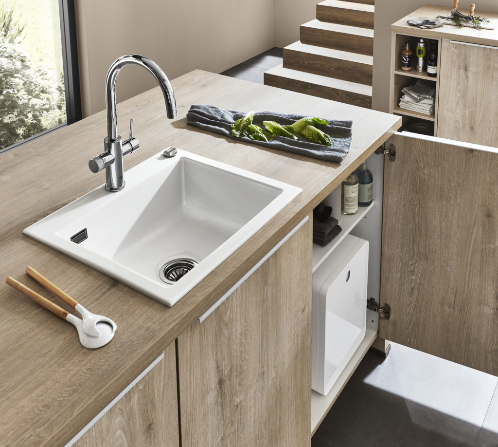 Fregadera y grifo en zona de isla de cocina