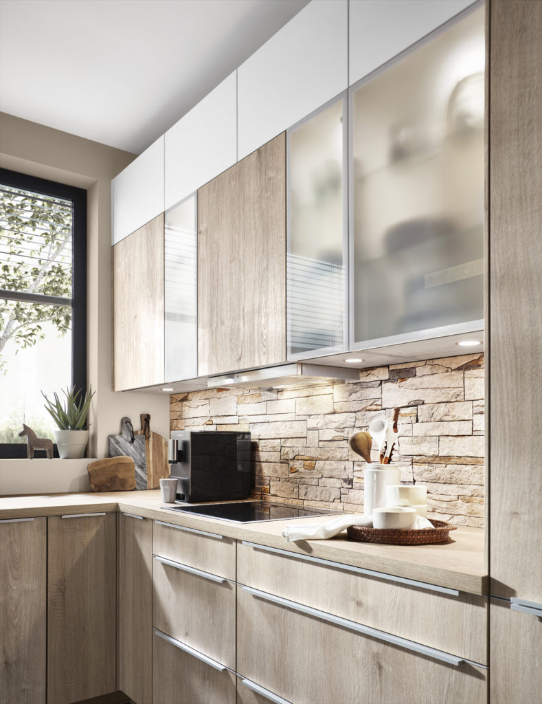 Vitrina con cristal translucido en cocina de estilo clásico