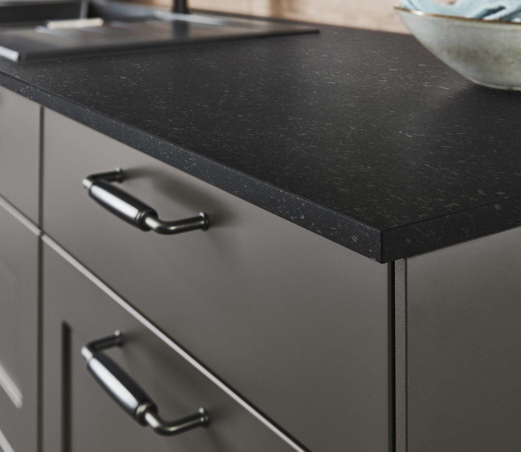 Acabado de encimera con mueble de tirador corto negro.
