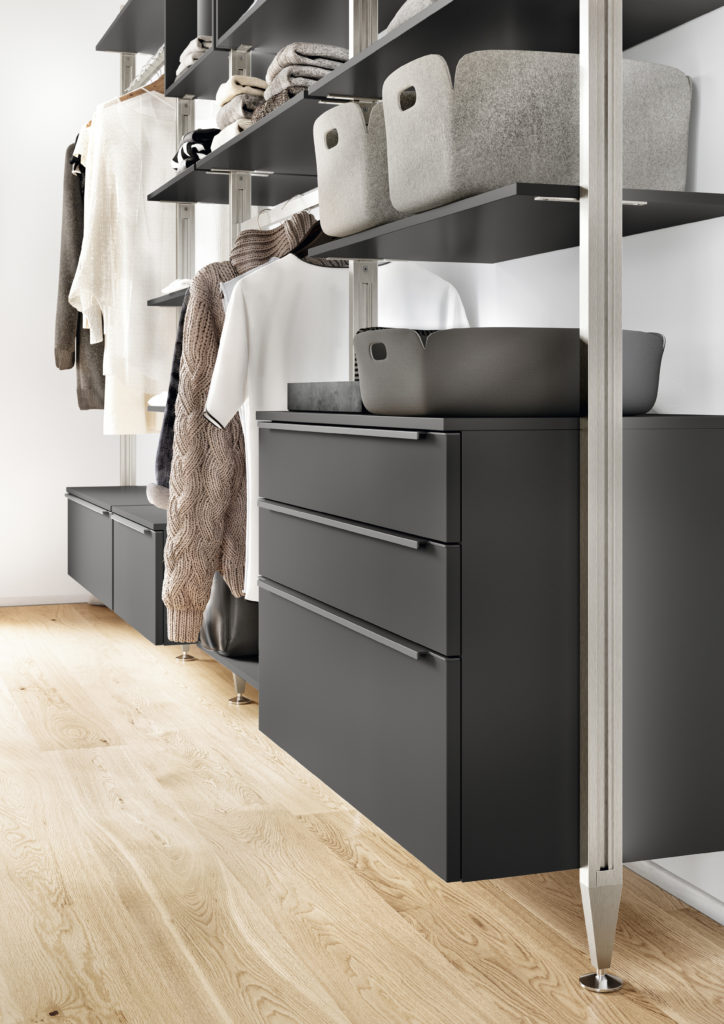 Cajones en armario abierto vestidor